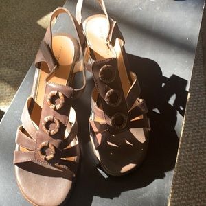 Easy Spirit Leather Sandal Size 7-1/2 -Velcro closure -very comfortable- 2” heel